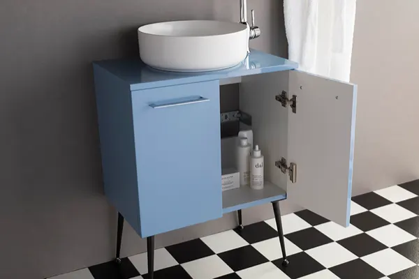 扉を開いたところ。洗面周りの小物など収納可能です。