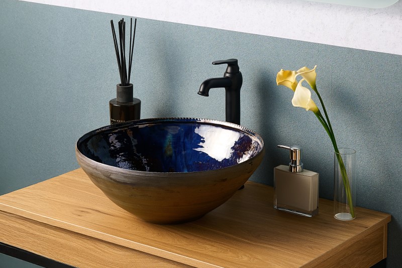 It is said to be a folk pottery that is "more beautiful than the most advanced chemistry".